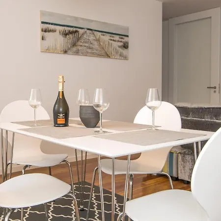 Two Bedroom Stylish Apartment. 公寓 *