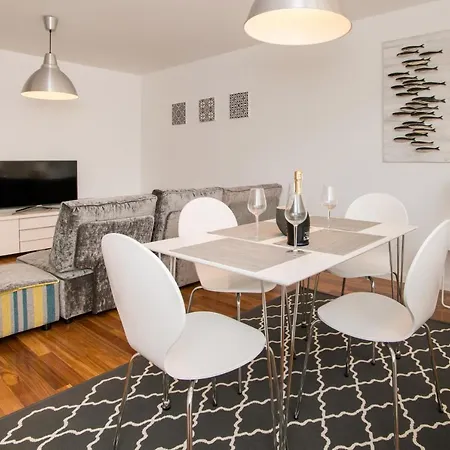 Two Bedroom Stylish Apartment. 塔维拉