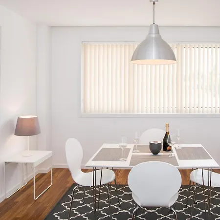 Two Bedroom Stylish Apartment. * 塔维拉