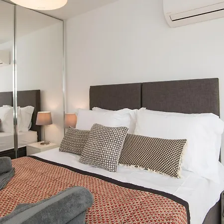 Two Bedroom Stylish Apartment. * 塔维拉